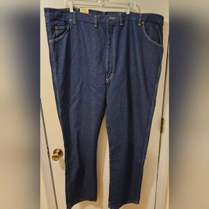 Wrangler Rugged Wear Classic Fit Straight Blue Jeans Men Sz 50x32 Fits 50x33 NWT